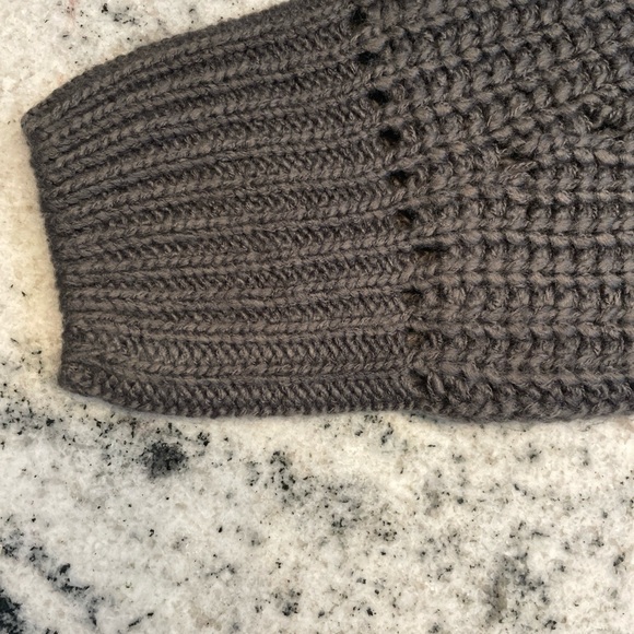 Beautiful Women’s Grey Oversized Sweater Size Small - Picture 14 of 17